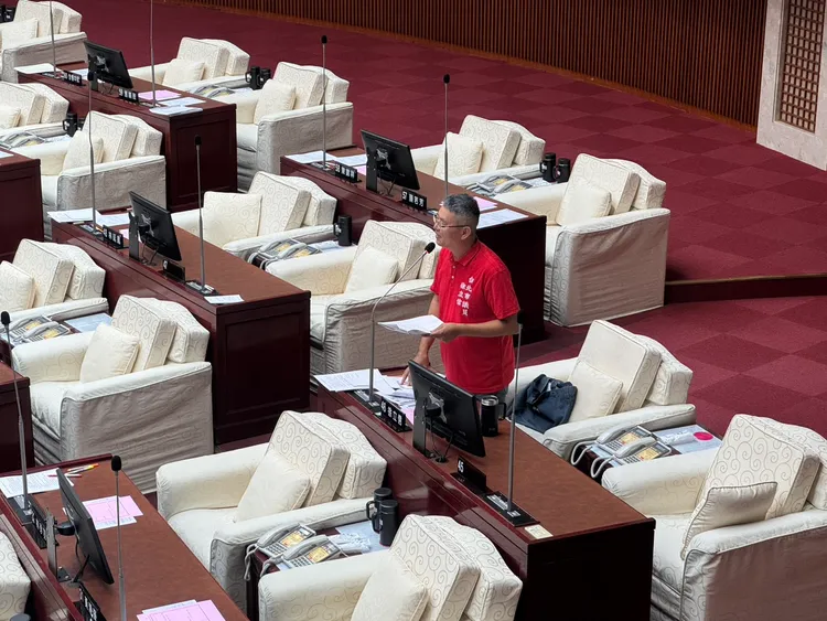 徐立信提問「市長會替無黨站台嗎？」蔣萬安秒轉頭看向戴錫欽。張綵茜攝