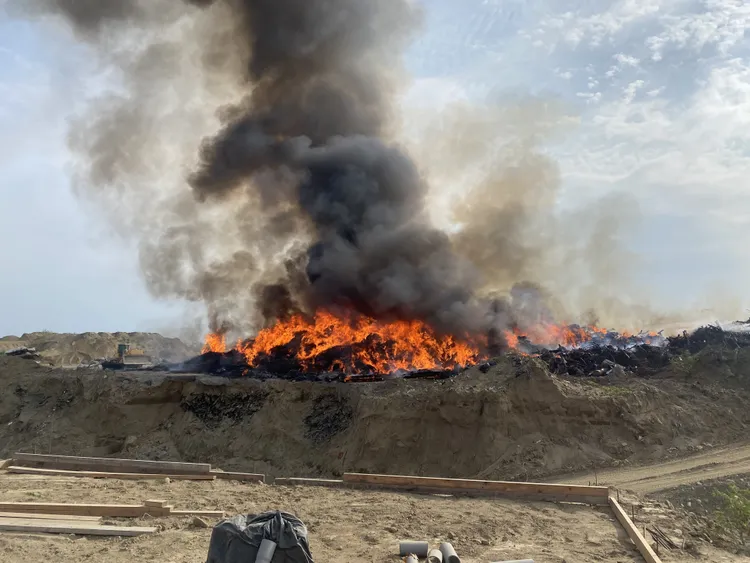 嘉義市湖子內回收物暫置場下午傳出火警，火勢猛烈黑煙不斷竄出。民眾提供