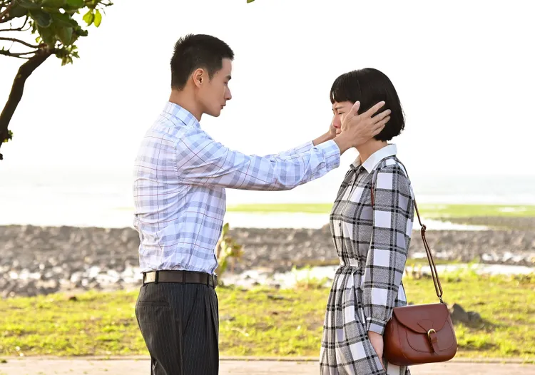 盧彥澤(左)邊拍戲邊幫何宜珊固定髮型，十分貼心。台視提供