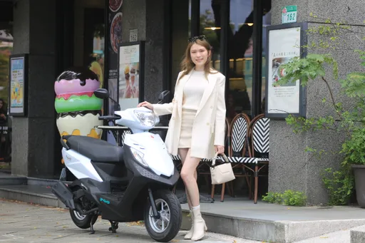 壹苹试驾｜城市里的刚刚好节奏　PGO iSavR 125 × Anica的轻旅行方式