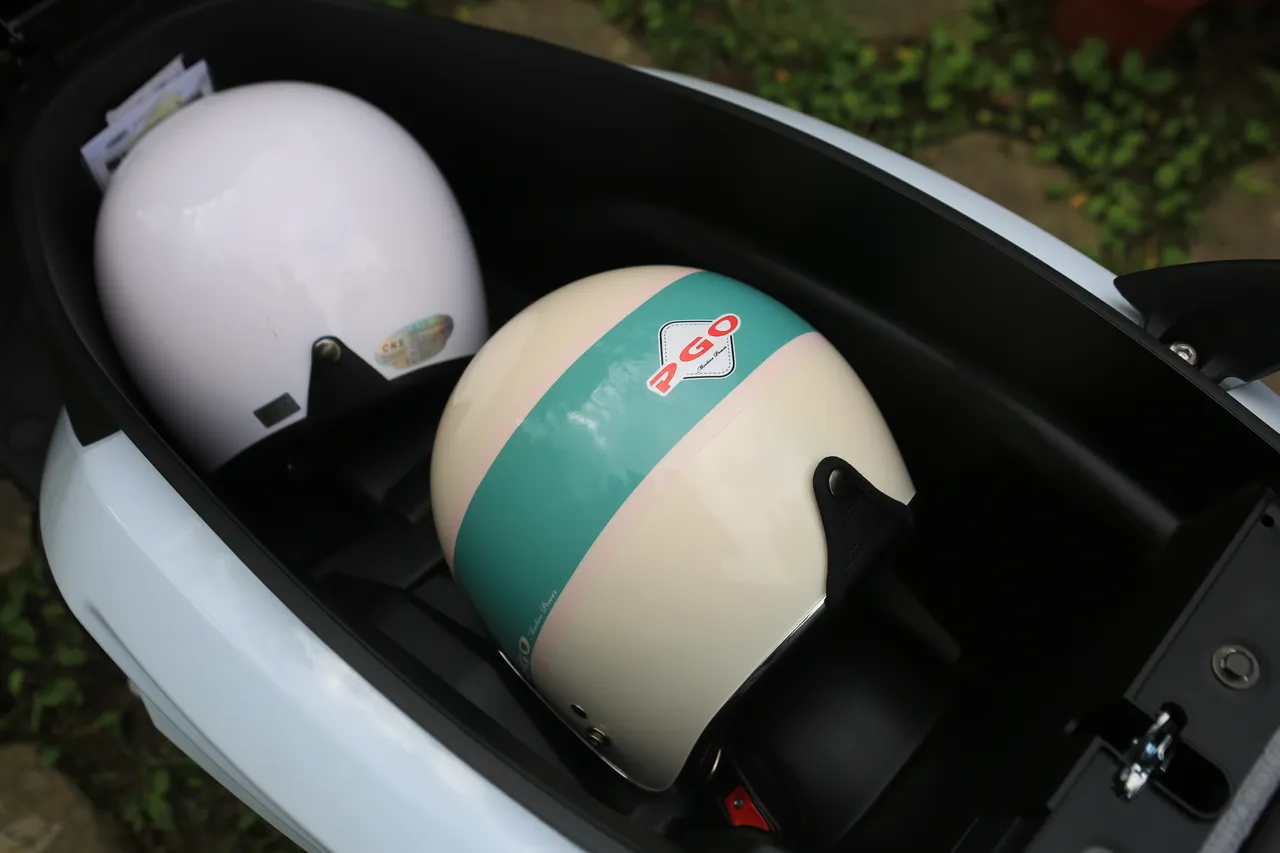 Anica表示座垫下的车厢空间比预期更实用，37公升可以放两顶安全帽之外，还能把化妆包、包包、外套、相机、小水瓶全部放进去。林浩升摄