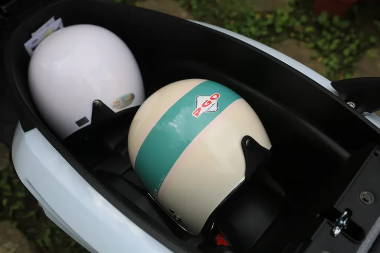 Anica表示座墊下的車廂空間比預期更實用，37公升可以放兩頂安全帽之外，還能把化妝包、包包、外套、相機、小水瓶全部放進去。林浩昇攝