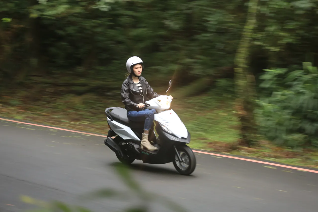 PGO iSavR威力125的M-Hybrid电推辅助在坡道增加负载时介入，使动力输出更线性。林浩升摄