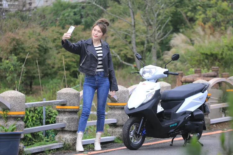 接近竹子湖時，Anica停下車摘下安全帽，深吸了一口濕潤帶樹林氣息的空氣，表示PGO iSavR威力125讓小旅行變得更輕鬆。林浩昇攝