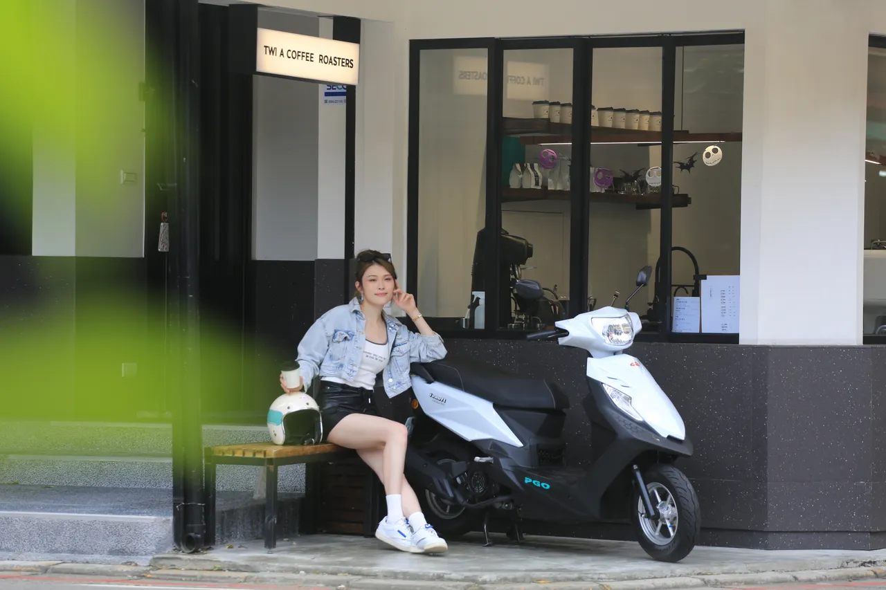 喝咖啡是Anica生活中不可缺的一部分，她把PGO iSavR威力125停在窗边，给自己一杯咖啡和一段不急著做什么的时间。林浩升摄