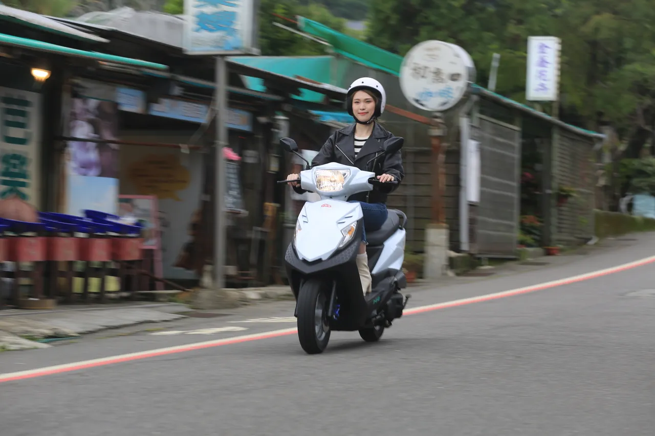 Anica说PGO iSavR威力125是那种你会默默觉得自然且贴心的车，超省的65.6km/L更是让她倾心。林浩升摄