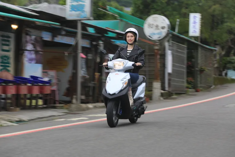 Anica說PGO iSavR威力125是那種你會默默覺得自然且貼心的車，超省的65.6km/L更是讓她傾心。林浩昇攝