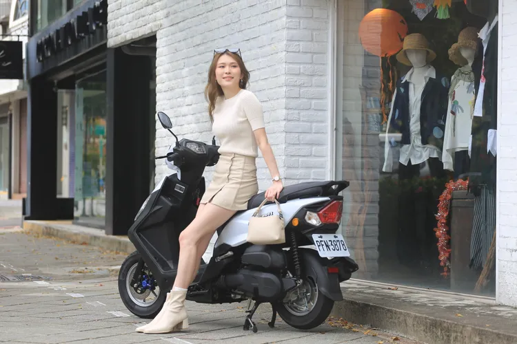 Anica繞進附近服飾店，感受到掛勾、平板腳踏設計的便利。林浩昇攝