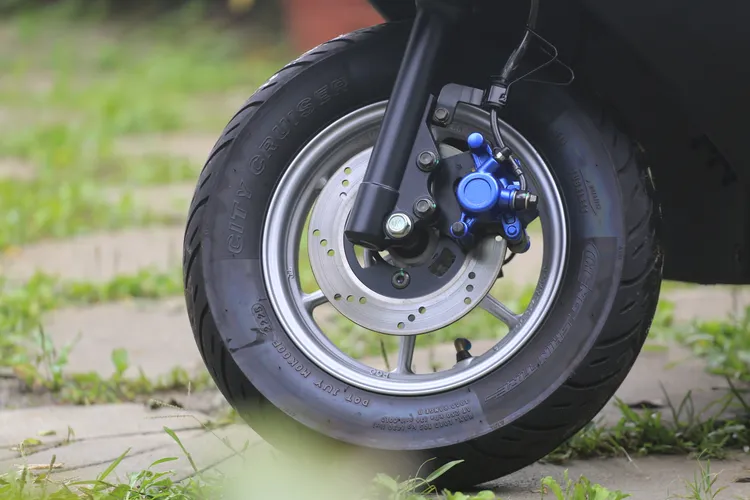 PGO isavR 125前輪制動採用單活塞碟煞，並搭配CBS連動煞車系統。林浩昇攝