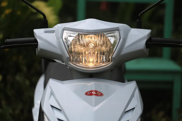 簡潔造型的鹵素大燈，其實照明效率及廣度均相當優異，徜徉在山林間與夜晚騎行能更安心。林浩昇攝