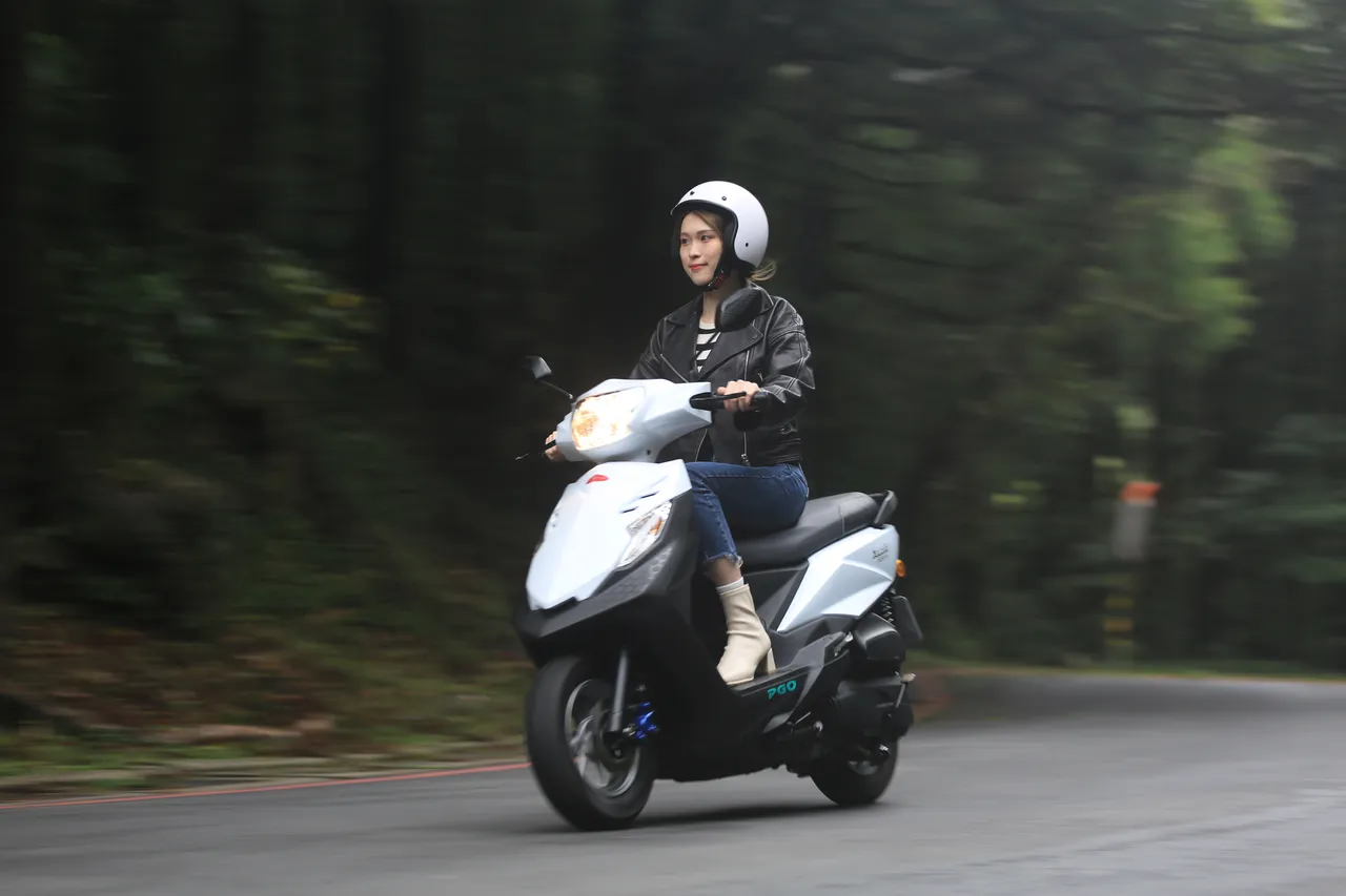 Anica表示骑乘PGO iSavR威力125真的没有压力，不需要技巧、不会需要花力气去适应。林浩升摄