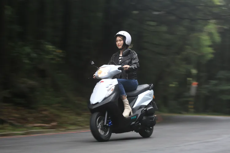 Anica表示騎乘PGO iSavR威力125真的沒有壓力，不需要技巧、不會需要花力氣去適應。林浩昇攝