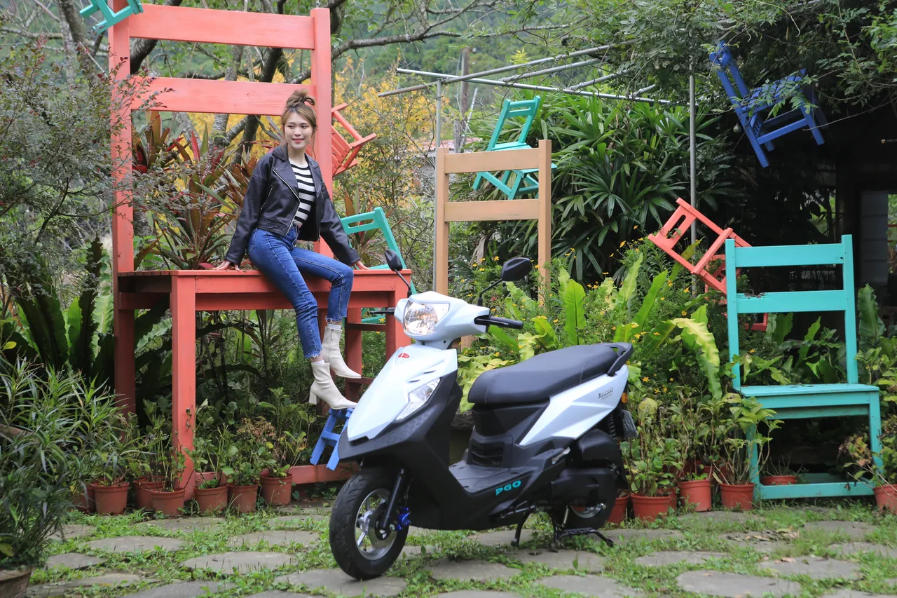 在山林与城市交错的路途中，Anica明显玩得十分投入，PGO iSavR 125也成了她今天最轻松的旅伴。林浩升摄