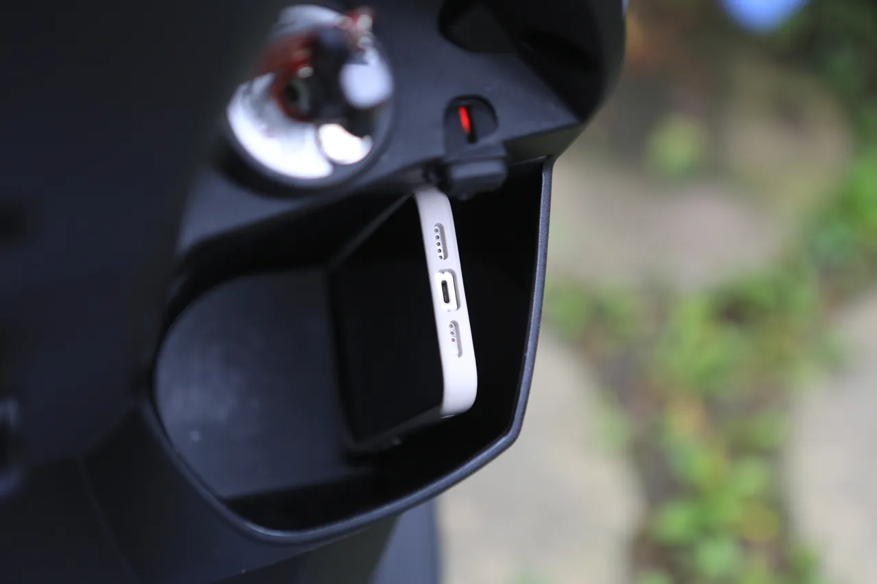 不只有USB充电插孔，连手机也贴心设置固定插槽，行车时再也不用担心手机受伤。林浩升摄