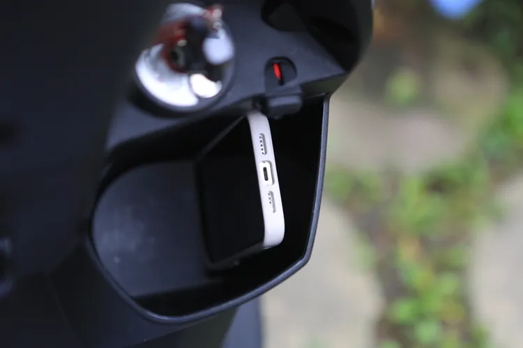 不只有USB充電插孔，連手機也貼心設置固定插槽，行車時再也不用擔心手機受傷。林浩昇攝