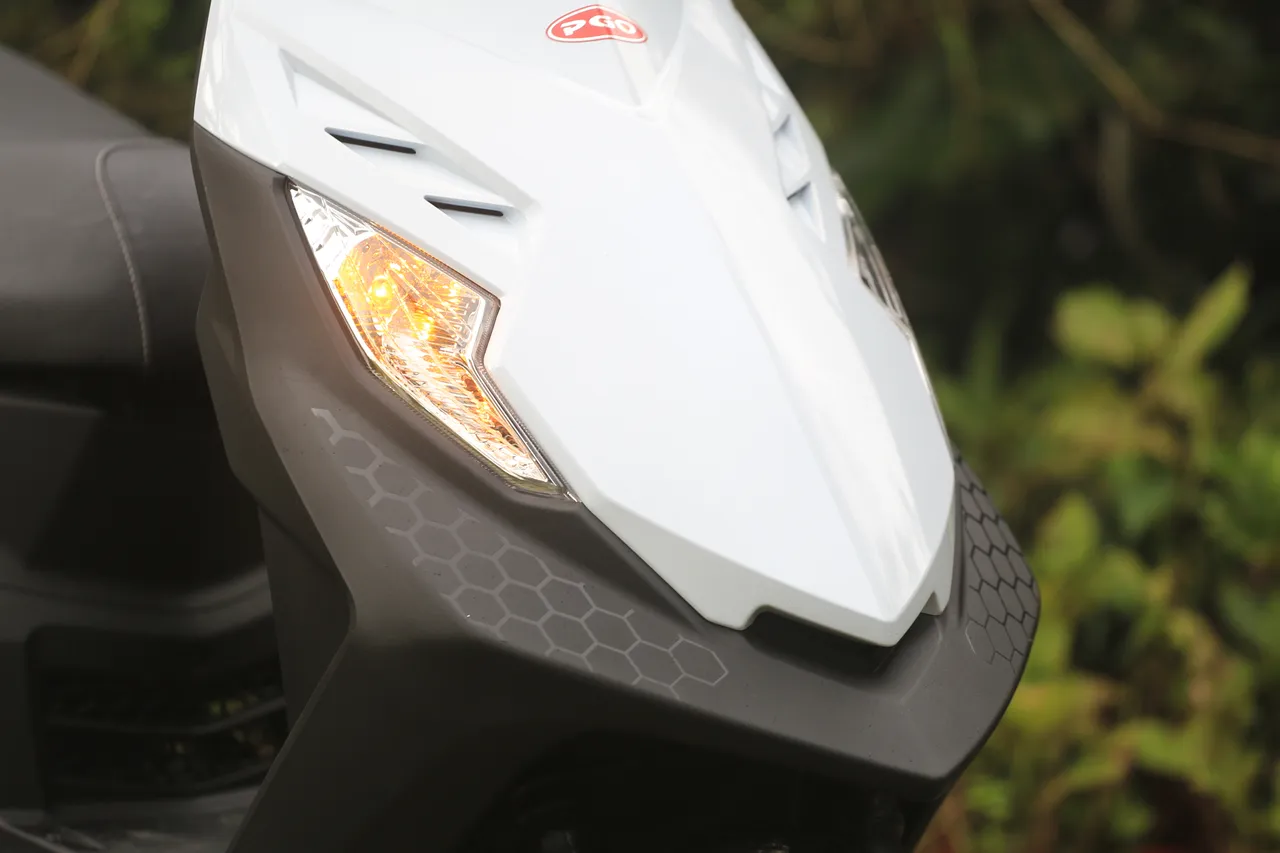 车头的立体蜂巢纹路让视觉上呈现更细腻的质感。林浩升摄