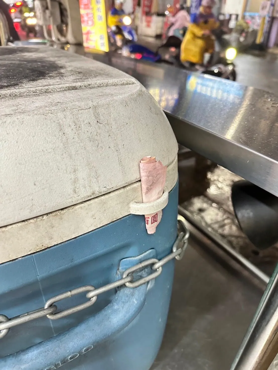 阿北第二次塞钱，同样闷不吭声就离开，网友替店家感到庆幸，有如财神爷降临。翻摄自林口大家庭脸书社团