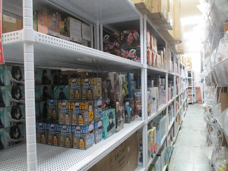 曾姓男子经营商行倒闭，无力缴纳约6万元罚单，执行人员发现曾男仓库堆满日本动漫玩具、公仔，数量相当可观。行政执行署嘉义分署提供