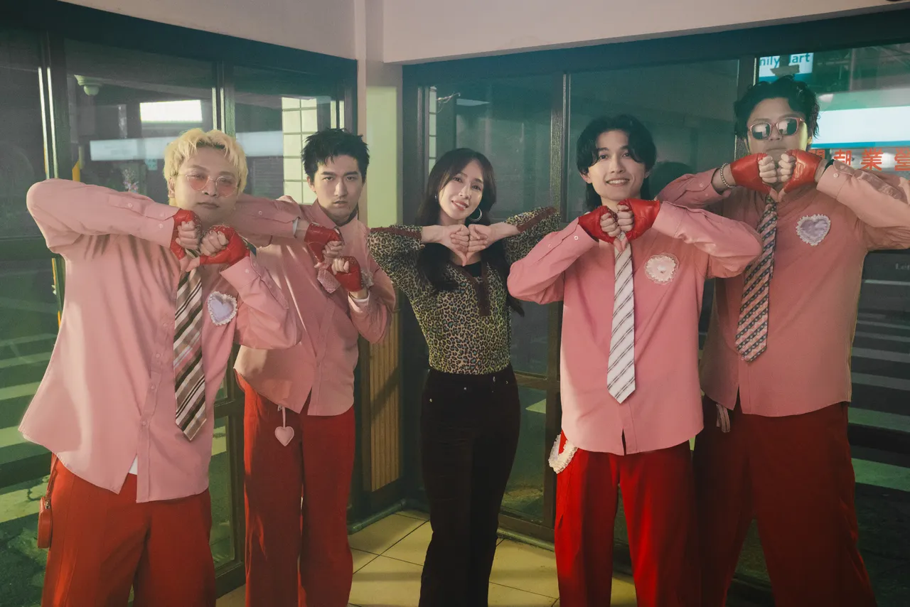 冰球樂團為新歌特別編排逗趣的「餃指舞」，ＭＶ找來薰合作。何樂音樂提供