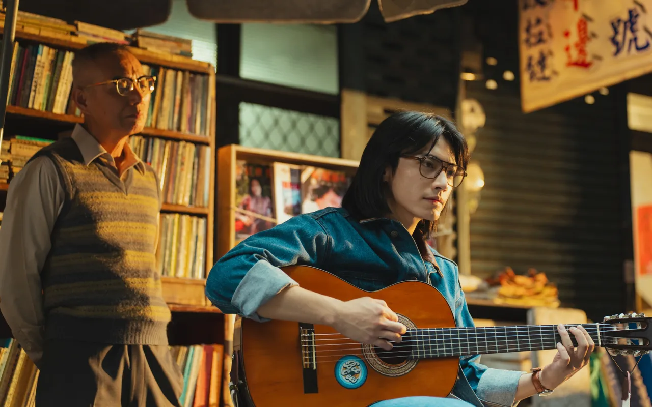 宋柏緯片中飾演熱愛音樂的青年「弘國」，靠著聽1977年歌單和眼鏡入戲。瀚草文創GrX STUDIO提供