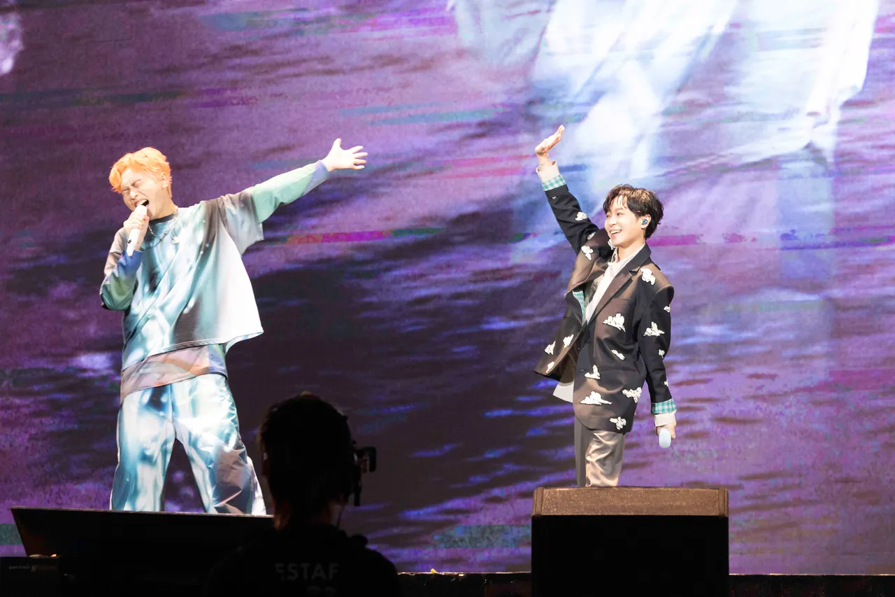 青峰(右)今担任理想混蛋嘉宾,温柔给后辈满满鼓励与正能量。何乐音乐提供