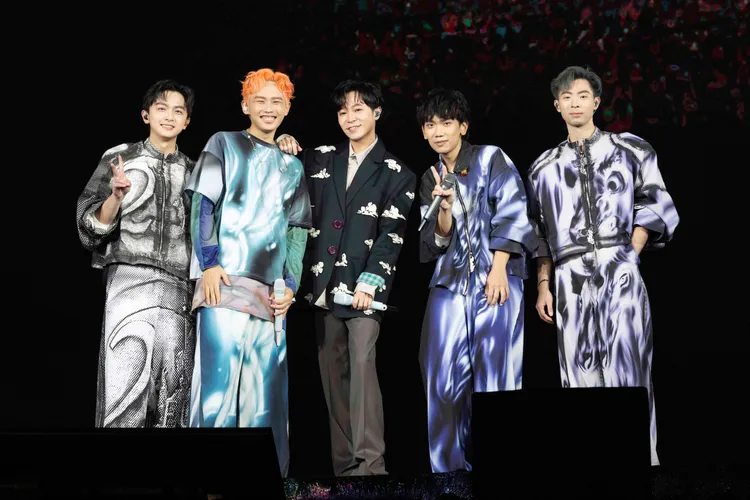 理想混蛋第二場演出邀來偶像青峰（中）組「原子中年」。何樂音樂提供