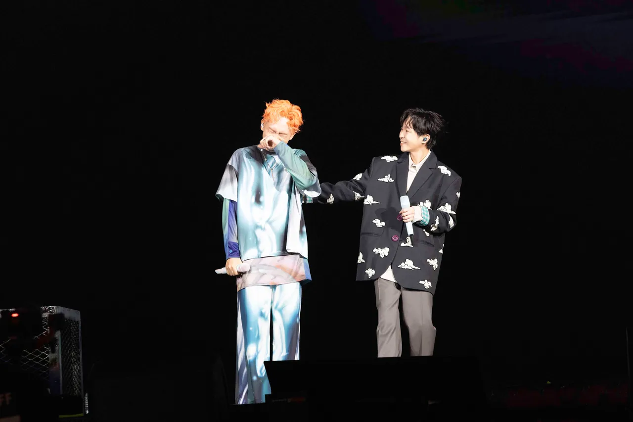 鸡丁(左)与青峰合唱激动暴哭。何乐音乐提供