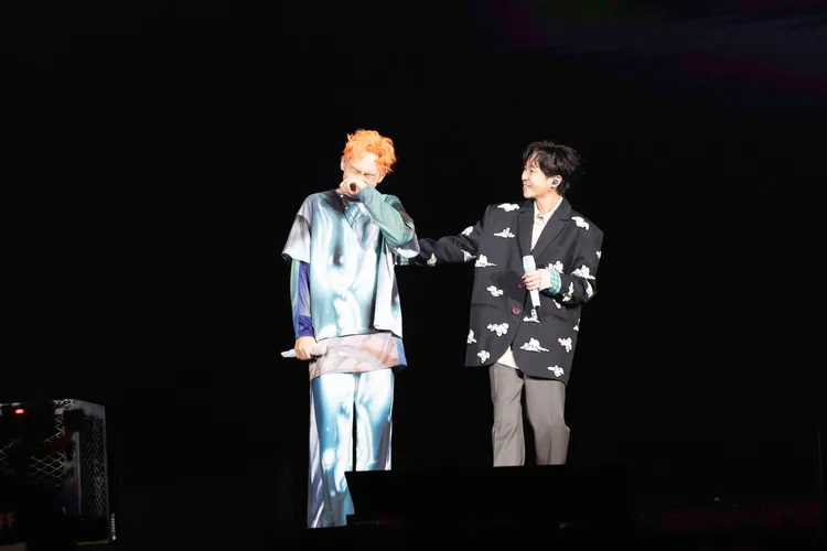 雞丁（左）與青峰合唱激動暴哭。何樂音樂提供