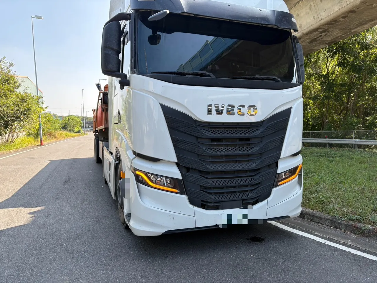 联结车也受损。民众提供