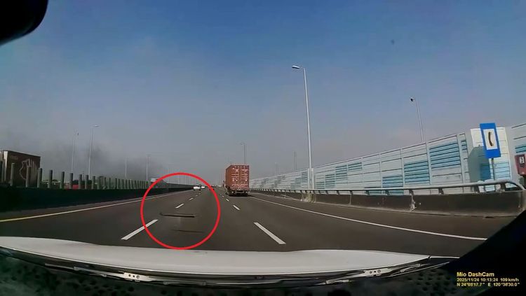 國道開車衰遭傳動軸飛擊 駕駛被氣囊炸傷:人生跑馬燈走一回