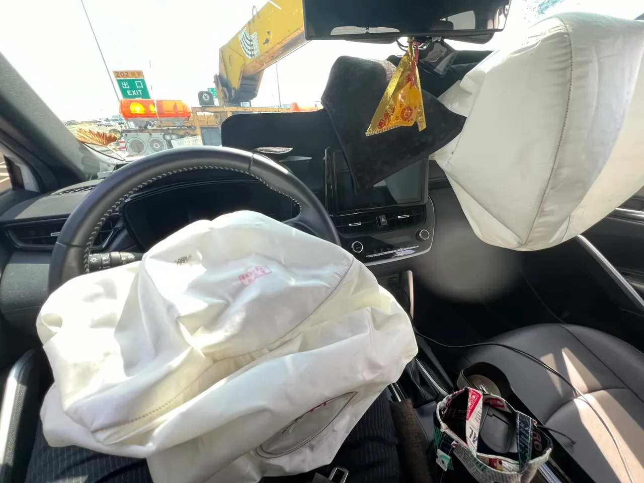 陈男轿车被对向脱落的传动轴击中，2个安全气囊都爆开。翻摄Threads/son10617