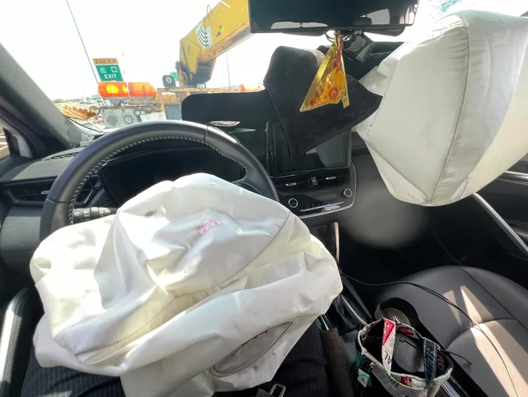 陳男轎車被對向脫落的傳動軸擊中，2個安全氣囊都爆開。翻攝Threads/son10617