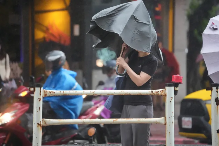 凤凰台风外围环流带来强大雨势，造成全台各地多处淹水，财政部北区国税局表示， 民众遭遇台风造成财产损失时，记得把握灾损减免三步骤。彭欣伟摄