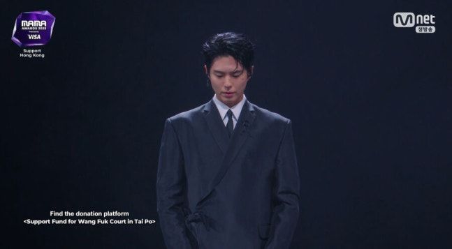 MAMA｜朴寶劍全身黑哽咽默哀20秒　RIIZE粵語致哀香港大火罹難者