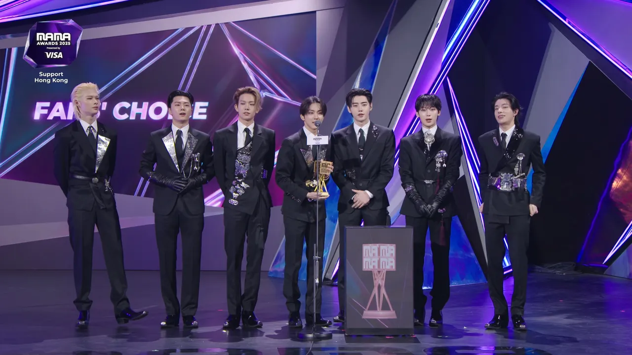 ENHYPEN最先上台領粉絲選擇獎，隊長禎元（左四）代表發言。翻攝Mnet