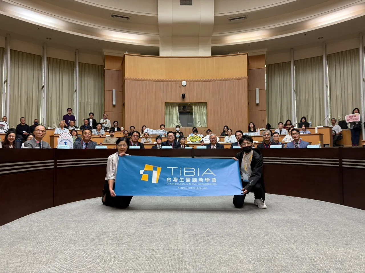 专家分享肌少症相关研究及经验，首排左三起为关渡医院院帐陈亮恭、左四北医大医学院院长胡朝荣、右四北医大阎云讲座教授。北医大提供