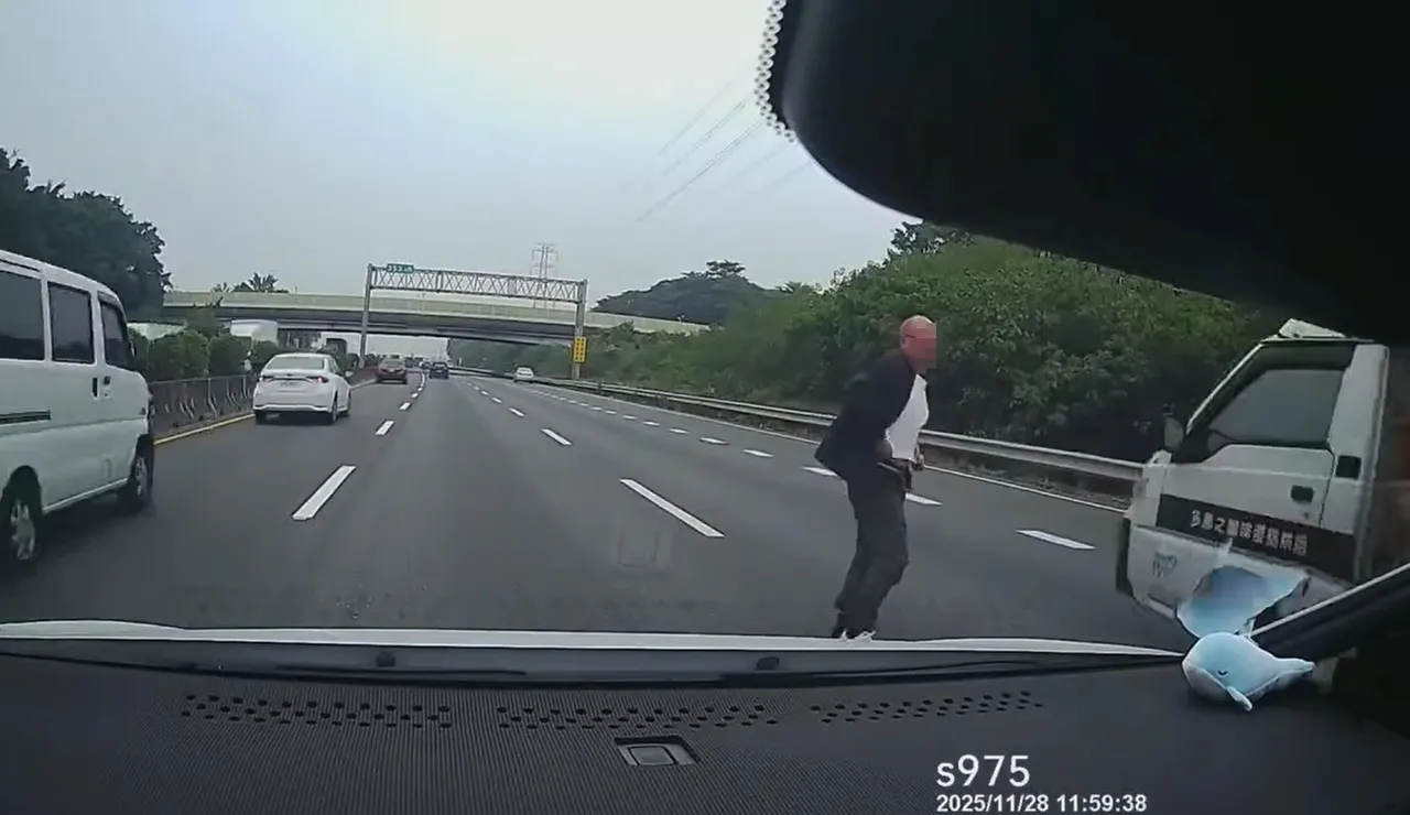 王男跳车后，爬起自行离去。翻摄画面