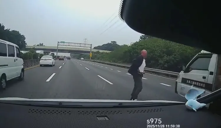 王男跳車後，爬起自行離去。翻攝畫面