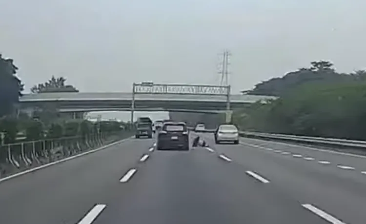 王男跳车，在车阵中险象环生。翻摄画面