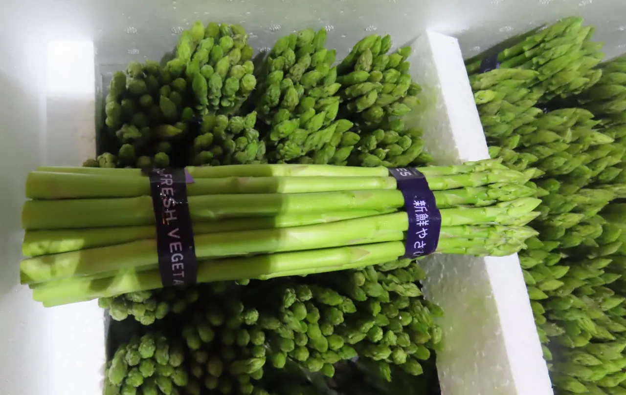 泰国进口的芦笋，由东蒸有限公司报验。检验结果显示含有因得克、禄芬隆各0.03ppm，都超过法规规定的0.01ppm容许量。食药署提供