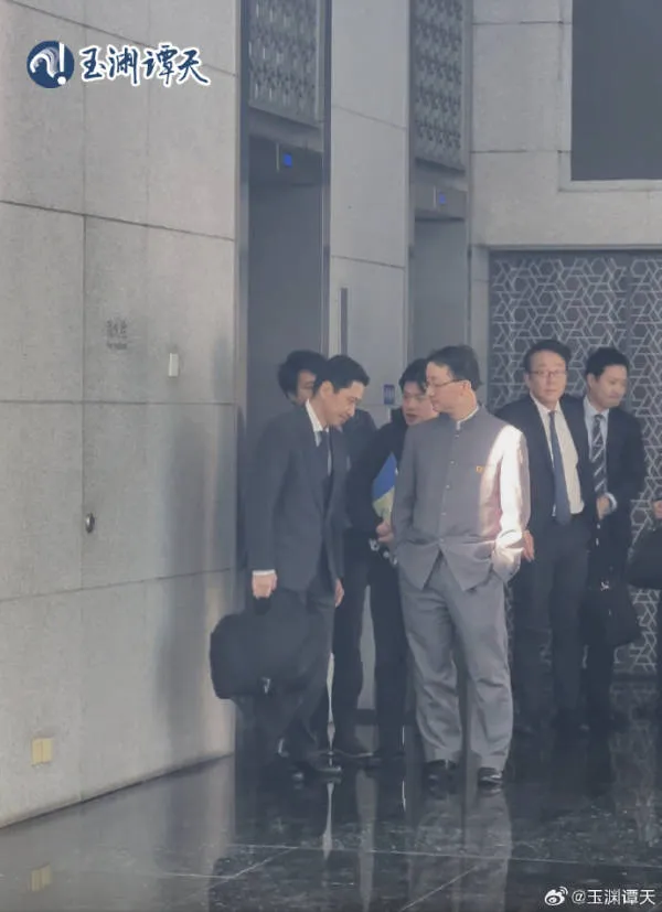 具有官方色彩的平台玉淵譚天刻意發布，中方雙手插口袋拒絕握手的照片。翻攝微博/玉淵譚天