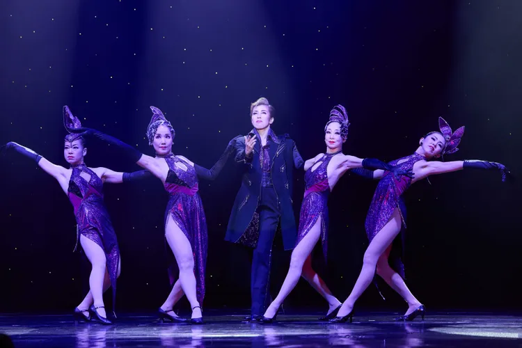 全團由女性演員組成，無論男角或女角皆以反串方式演繹，呈現獨具魅力的華麗舞台風采。蕾普拉歌劇團提供