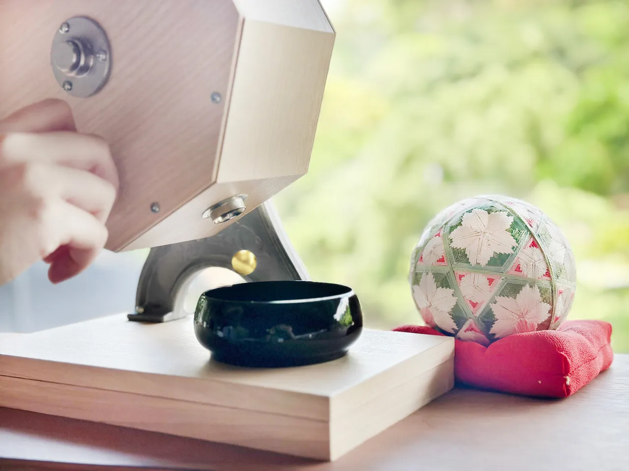 周年庆期间设置日本经典福引摇珠机，邀宾客亲手转出好运。日胜生加贺屋提供