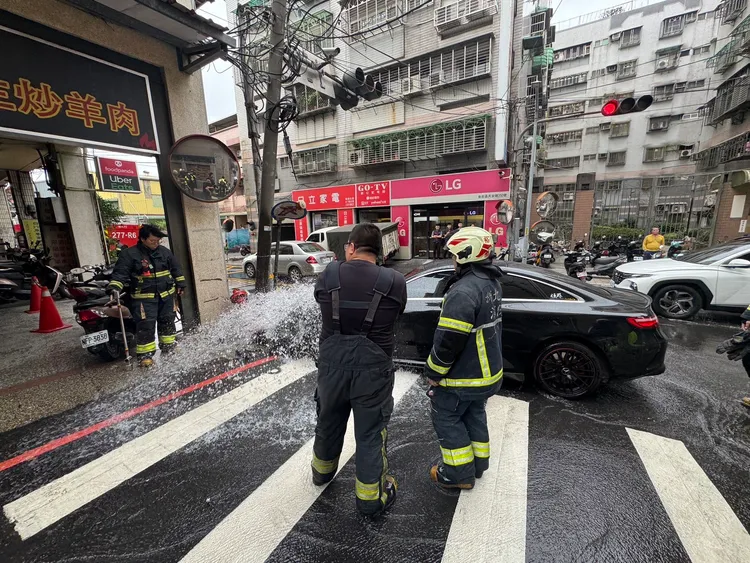 消防栓被撞斷，水如噴泉般湧出馬路，交通一度受阻。翻攝畫面