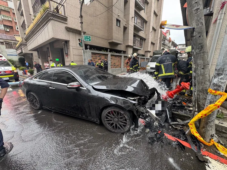 陈男驾驶宾士车疑似毒驾失控，逆向冲撞路边消防栓，现场水花四溅，肇事驾驶脖子扭伤，车内被警方搜出毒品。翻摄画面