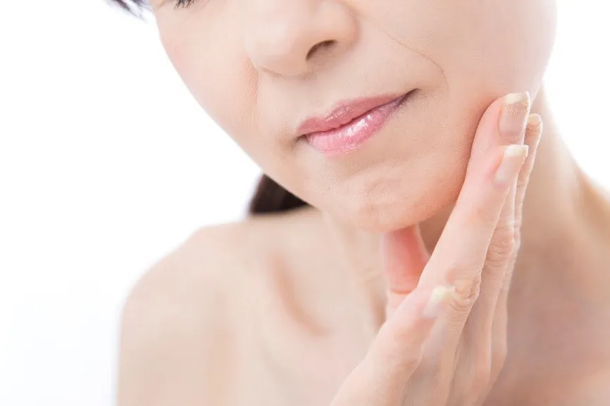 颈纹很容易被忽略，但却容易让人显老。