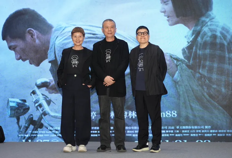 導演陳玉勳（中）與監製葉如芬（右）、李烈。娛樂中心攝