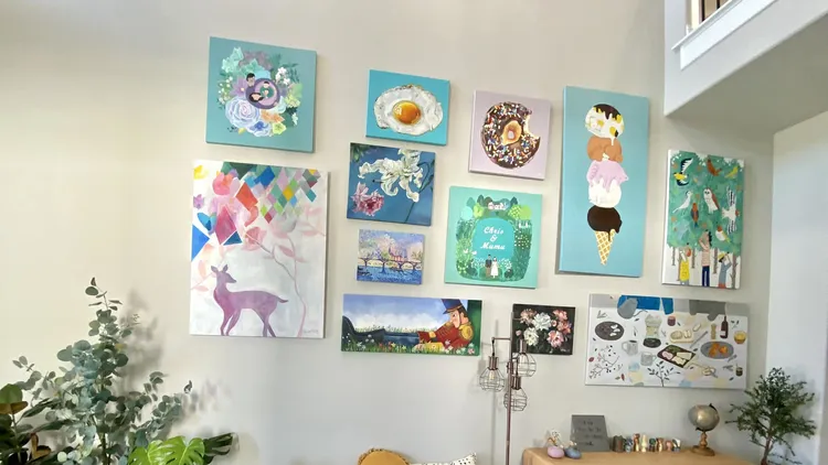 網紅「德州媽媽」掛在自家玄關的作品,被發現幾乎都與其他名家的「相似」,引發抄襲質疑。翻攝自「德州媽媽沒有崩潰」臉書