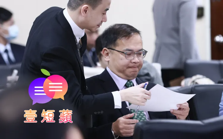 想抢声量却踢到铁板，王义川这一纸「质疑」反成自伤备忘录。合成照片／彭欣伟摄