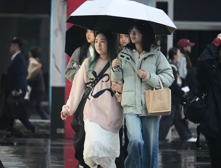 这2天因东北季风气温骤降，医师呼吁体重过重或过轻者，以及三高族群要注意保暖。资料照片